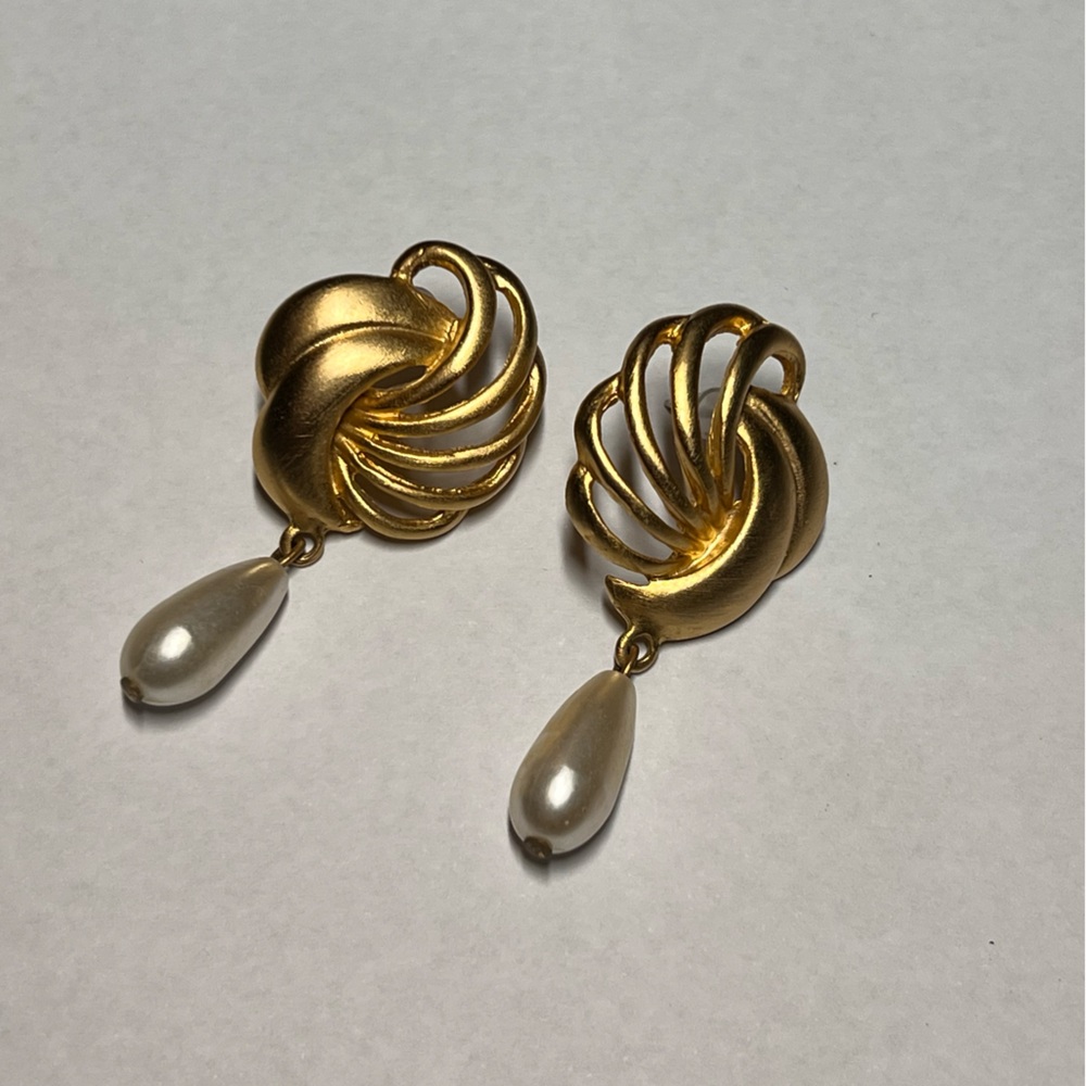 Vintage Elegant Gold-Tone and Faux Tear Drop Pearl Earrings